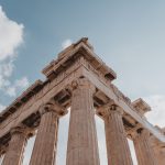 Akropoliksen pylväät taivasta vasten