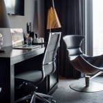 Kirjoituspöytä ja nojatuoli