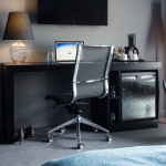 Kirjoituspöytä ja minibaari