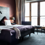 Parisänky, punainen seinä ja ikkuna