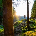 Vaeltaja ihailee maisemia Kossdalssvegenin vaellusreitillä.