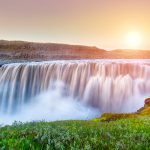 Dettifossin vesiputous keskiyön auringon aikaan.