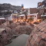 Kylpyläkupolien kattoja illan hämärtyessä.