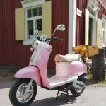 Pinkki skootteri Iso-Röyhiön kyläpuodin edessä kesällä