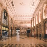 Koristeellinen rautatieaseman halli