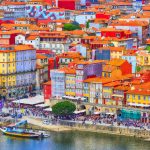 Värikkäitä taloja, joki ja vene