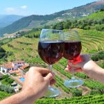 Douron viinilaakso ja kaksi kättä joissa viinilasit