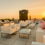 Kattoterassi auringonlaskussa