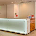 Vastaanottotiski valaistuna