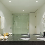 Kylpyhuoneen peili ja suihku