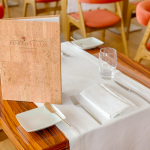 Katettu pöytä ja menu pödällä