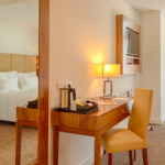 Kirjoituspöytä ja peili