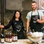 Mies ja nainen viinipöydän äärellä