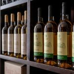 Viinipulloja hyllyssä