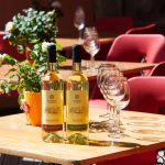 Viinipullot ja lasit pödällä