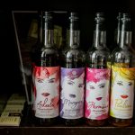 Värikkäitä siideripulloja hyllyssä