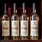 Valkoviinipulloja hyllyssä