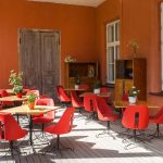 Pöytiä ja tuoleja terassilla