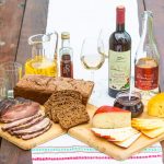 Viinejä ja juustoja pöydällä