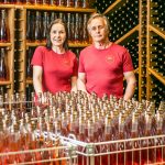 Mies ja nainen viinilasien äärellä