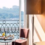 Tuoli ja avonainen ikkuna