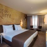 Standard huoneessa keltainen seinä