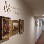 Tauluja hotellikäytävän seinällä