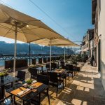 Ulkoterassi auringonpaisteessa