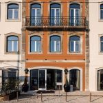 Keltainen hotellirakennus kadulta päin kuvattuna