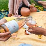 Käsi kaataa viiniä lasiin