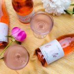 Viinipullja ja laseja keltaisella peitolla