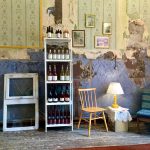 Vanha huone ja hylly seinustalla