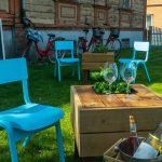 Sinisiä tuoleja puutarhassa