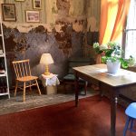 Vanha huone jossa tuoli ja pöytä