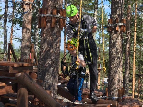 Koko perheellä kiipeilemään Jämille