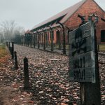 Auschwitz-Birkenaun keskitysleirimuseon piikkilanka-aitaa