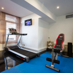 Juoksumattoikkunan edustalla