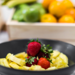 Mansikoita ja ananasta kulhossa