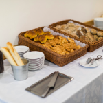 Leivonnaisia korissa pöydällä