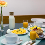 Tuoremehua lasissa aamiaispöydällä