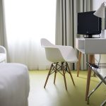 Valkoinen tuoli kirjoituspöydän edessä