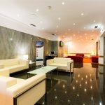 Valkoisia sohvia hotelliaulassa