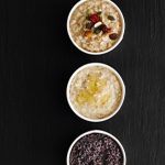 Kolme puurokulhoa ylhäältäpäin kuvattuna