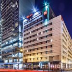 Katukuva hotellista illalla