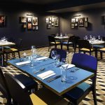 Sininen ravintolapöytä