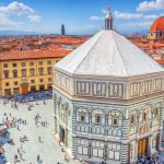 Yläviistosta otettu kuva kirkkorakennuksesta ja aukiosta.