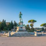 Daavid-patisaan jäljennös aidattuna aukiolla.