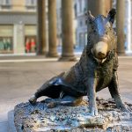 Istuvaa villisikaa esittävä pronssinen suihkulähde.