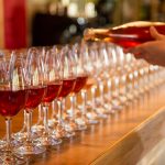 Rivi laseja joihin kaadetaan punaista juomaa