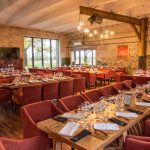 Ruokasali ja pitkät pöydät